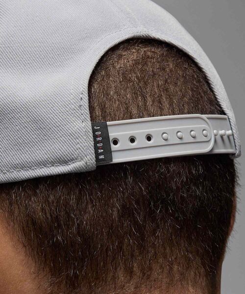 JORDAN BRAND(ジョーダンブランド)の「ジョーダン ジャンプマン プロ アジャスタブル キャップ / Jordan Jumpman Pro Adjustable Cap FV5296-065 Light Smoke Grey(キャップ・メンズ・スモークグレー・S/M/M/L/L/XL)」の4枚目の写真