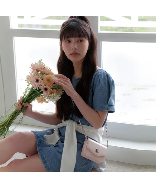 OVHEE(オヴェイ)の「ミニョンマイクロバッグ Mignon Micro Bag(メッセンジャーバッグ・レディース・ブラック/シルバー/クリーム/ライトピンク・FREE)」の3枚目の写真