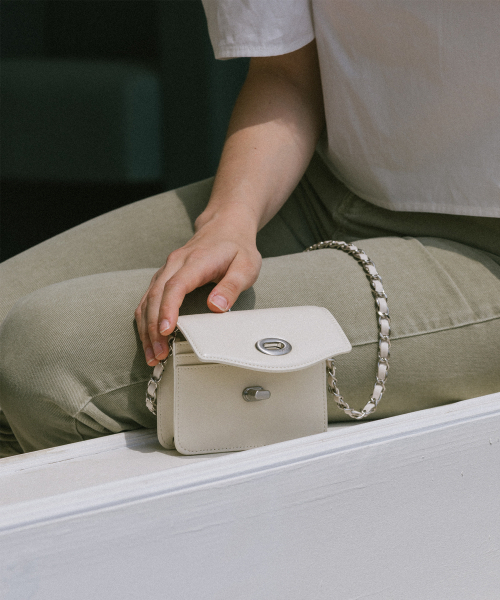 OVHEE(オヴェイ)の「ミニョンマイクロバッグ Mignon Micro Bag(メッセンジャーバッグ・レディース・ブラック/シルバー/クリーム/ライトピンク・FREE)」の13枚目の写真