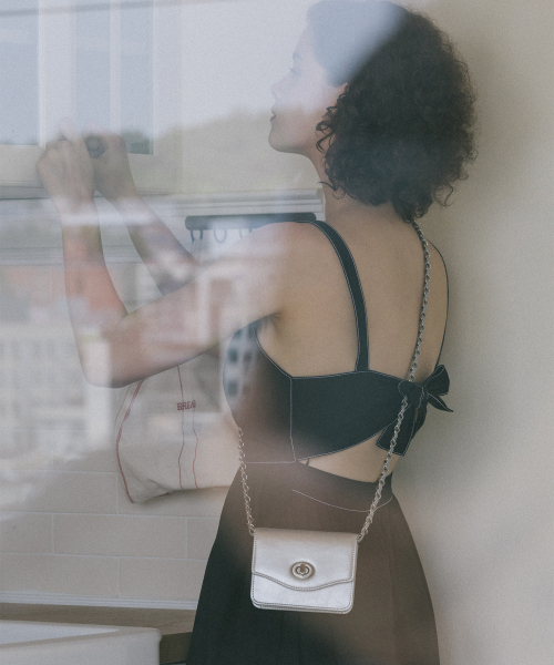 OVHEE(オヴェイ)の「ミニョンマイクロバッグ Mignon Micro Bag(メッセンジャーバッグ・レディース・ブラック/シルバー/クリーム/ライトピンク・FREE)」の16枚目の写真