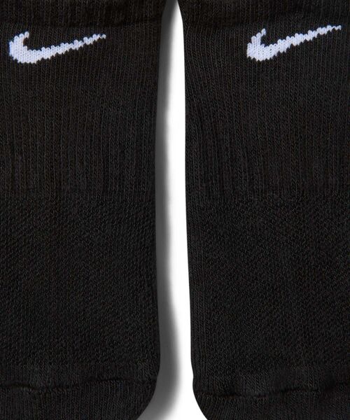NIKE(ナイキ)の「ナイキ パフォーマンス クッションド ノーショウ キッズ トレーニングソックス (6足) / Nike Everyday Kids' Cushioned No-Show Socks (6 Pairs) SX6911-010 Black(ソックス/靴下・キッズ・ブラック・21-23)」の2枚目の写真