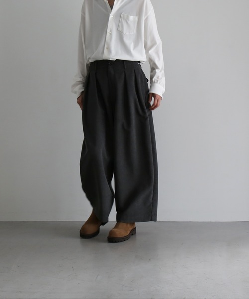 my beautiful landlet（マイビューティフルランドレット）の「my beautiful landlet 2 tuck corduroy wide pants（その他パンツ・メンズ・ブラック/グレー・0）」の2枚目の写真