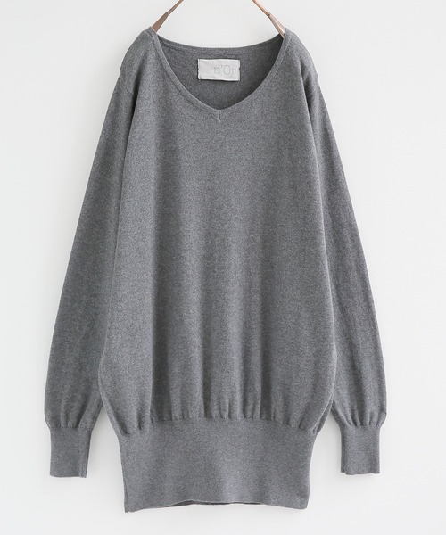 n'OrLABEL（ノアールレーベル）の「『ゆるやかVネックシンプル綿ニット』（ニット/セーター・レディース・ブルー/ライトグレー/サンドグレー/グリーン/ブラック/ライトベージュ/カーキ/オートミール/チャコールグレー/ターメリック/マジェンタ/ワイン/ブルー系その他/グレー系その他/ネイビー/レッド/オレンジ/ブルー系その他2/ブラウン/ターコイズブルー/コーラルピンク/イエロー/スモークピンク/スカイブルー/モスグリーン/コバルトブルー/ラベンダー/ライトブルー/パープル/マスタード/ベージュ系/グレイッシュブルー・1/2/3）」の3枚目の写真