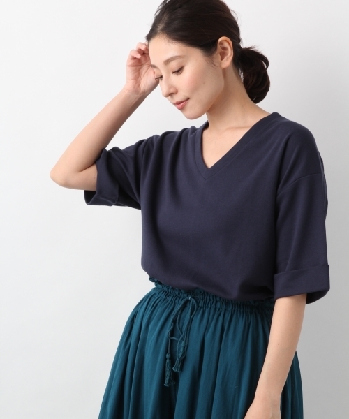 LEPSIM（レプシィム）の「ポンチベーシックVネックプルオーバー5S　786131（Tシャツ/カットソー・レディース・ブラック/ネイビー/オフホワイト/グリーン/キャメル・FREE）」の4枚目の写真