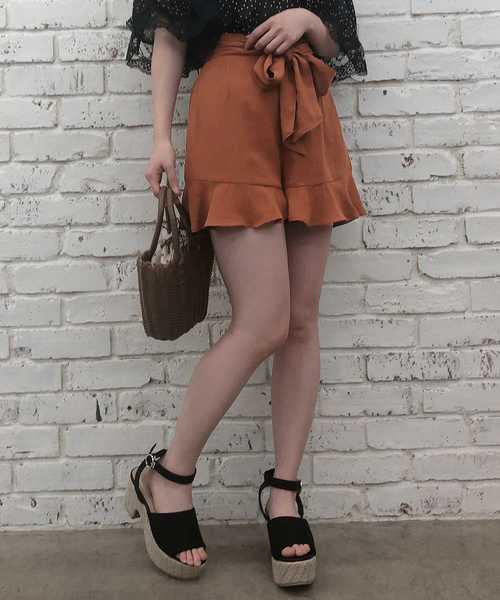 one after another NICE CLAUP(ワンアフターアナザーナイスクラップ)の「リネン風フリルショートパンツ(デニムパンツ・レディース・ブラック/ベージュ/テラコッタ・FREE)」の3枚目の写真