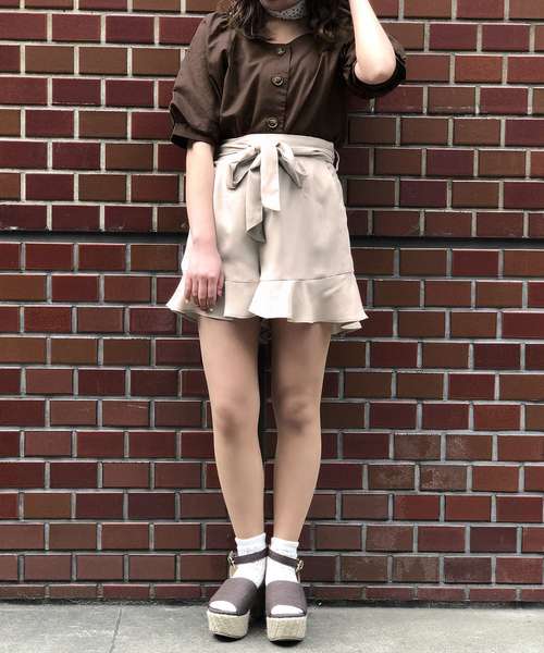 one after another NICE CLAUP(ワンアフターアナザーナイスクラップ)の「リネン風フリルショートパンツ(デニムパンツ・レディース・ブラック/ベージュ/テラコッタ・FREE)」の5枚目の写真