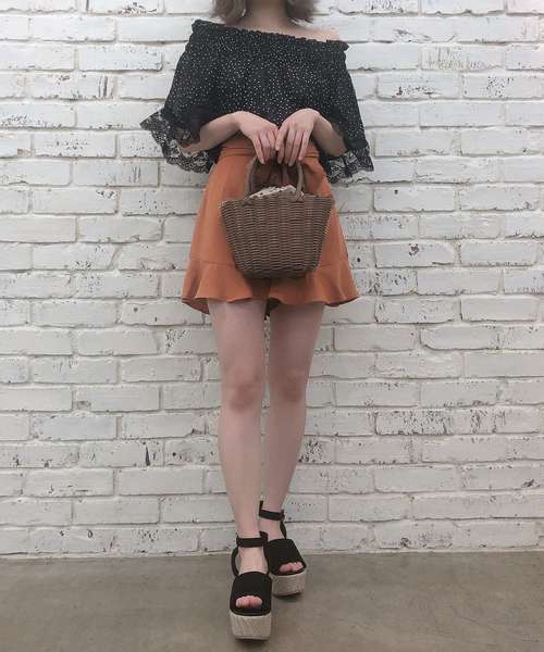 one after another NICE CLAUP(ワンアフターアナザーナイスクラップ)の「リネン風フリルショートパンツ(デニムパンツ・レディース・ブラック/ベージュ/テラコッタ・FREE)」の7枚目の写真