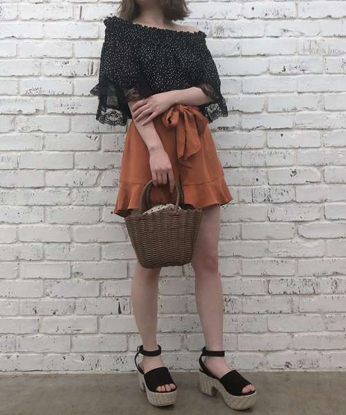 one after another NICE CLAUP(ワンアフターアナザーナイスクラップ)の「リネン風フリルショートパンツ(デニムパンツ・レディース・ブラック/ベージュ/テラコッタ・FREE)」の8枚目の写真