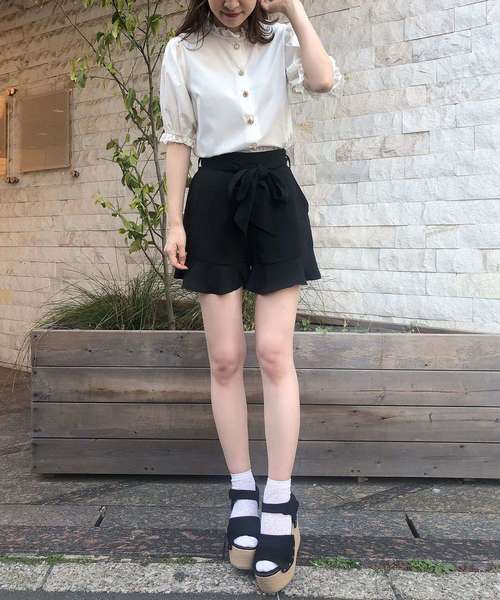 one after another NICE CLAUP(ワンアフターアナザーナイスクラップ)の「リネン風フリルショートパンツ(デニムパンツ・レディース・ブラック/ベージュ/テラコッタ・FREE)」の12枚目の写真