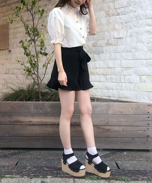 one after another NICE CLAUP(ワンアフターアナザーナイスクラップ)の「リネン風フリルショートパンツ(デニムパンツ・レディース・ブラック/ベージュ/テラコッタ・FREE)」の13枚目の写真