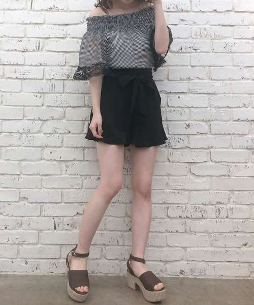 one after another NICE CLAUP(ワンアフターアナザーナイスクラップ)の「リネン風フリルショートパンツ(デニムパンツ・レディース・ブラック/ベージュ/テラコッタ・FREE)」の15枚目の写真