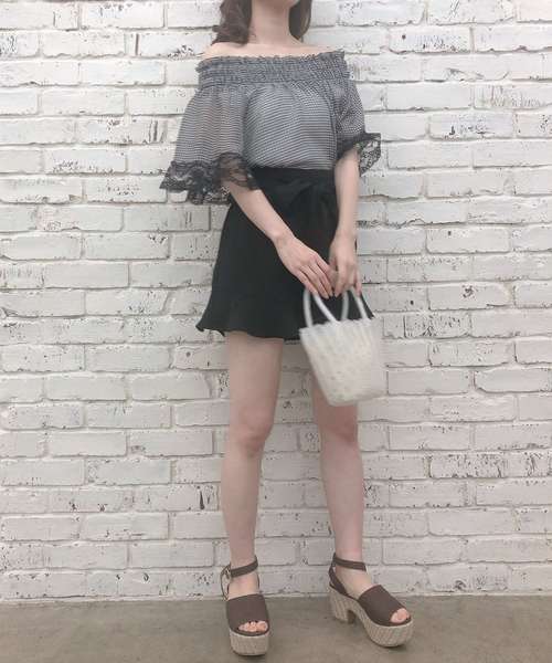 one after another NICE CLAUP(ワンアフターアナザーナイスクラップ)の「リネン風フリルショートパンツ(デニムパンツ・レディース・ブラック/ベージュ/テラコッタ・FREE)」の16枚目の写真