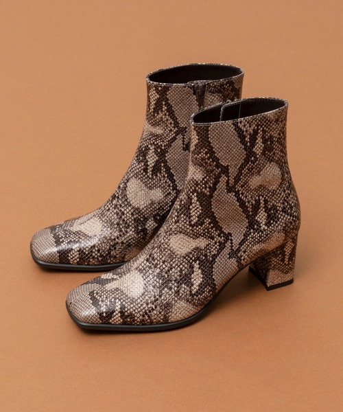 MAISON SPECIAL（メゾンスペシャル）の「Vegan Leather Short Boots/ヴィーガンレザーショートブーツ（ブーツ・レディース・アイボリー/ブラック/グリーン/オレンジ/パイソン/マルチ/シルバー/ホワイト系その他/ブラック系その他/ブルー・36/37/38）」の10枚目の写真