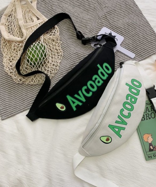 Anuenue(アヌエヌエ)の「アボカドロゴ入りボディバッグ(ボディバッグ/ウエストポーチ・レディース・ホワイト/ブラック・FREE)」の4枚目の写真