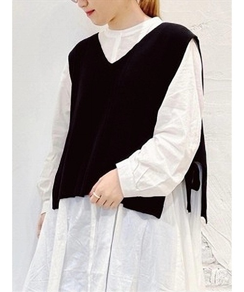 Samansa Mos2（サマンサ モスモス）の「Vネック脇リボンニットベスト（ベスト・レディース・ブラック/キナリ/ベージュ・ﾌﾘ-）」の2枚目の写真