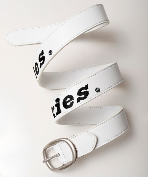 Dickies（ディッキーズ）の「DICKIES　PUステッチベルト（ベルト・メンズ・ホワイト/ブラック/ブラウン/レッド/ホワイト系その他/ブラック系その他/ブラウン系その他/ブラック系その他4/ブラウン系その他5/ホワイト系その他4/ブラウン系その他6/ブラウン系その他3/キャメル/ホワイト系その他2/ホワイト系その他3/ブラウン系その他4/ブラック系その他2/ブラック系その他3/ブラウン系その他2/ブラウン系その他7/ブラック系その他5/ブラック系その他6/その他/その他2/その他1/その他4/その他5/その他3/ブラウン系/ライトブラウン/ブラウン系1/ブラック系その他7・FREE）」の3枚目の写真