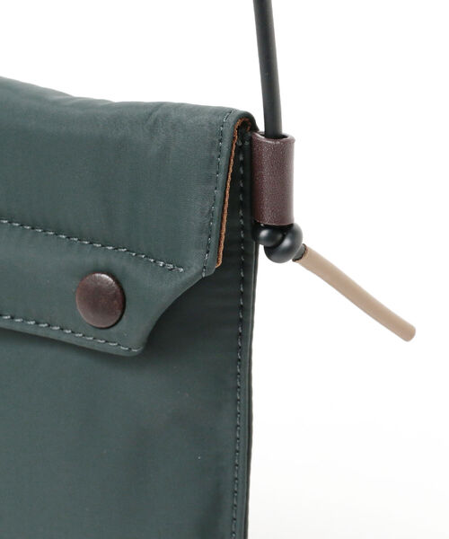 BEAMS LIGHTS（ビームスライツ）の「BEAMS LIGHTS / ナイロン ミニショルダーバッグ（ショルダーバッグ・メンズ・ブラック/ダークグリーン・ONE SIZE）」の19枚目の写真
