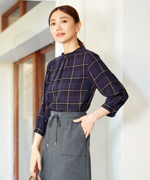 J.PRESS Ladies(J.プレス レディス)の「【洗える】セルローススタンドカラーチェック ブラウス(シャツ/ブラウス・レディース・ダークブラウン系3/ネイビー系3・XS)」の2枚目の写真