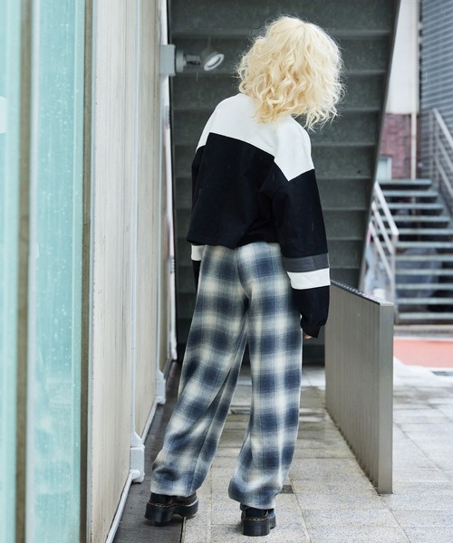 X-girl（エックスガール）の「CROPPED SWEAT TOP（スウェット・レディース・ライトブルー/ブラック/ベージュ・S/M）」の5枚目の写真