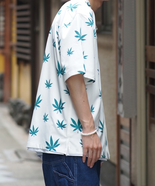 SPINNS（スピンズ）の「【ゆったりシルエット】リーフ総柄デザイン 半袖オープンカラーシャツ（シャツ/ブラウス・メンズ・ホワイト/ブラック・ONESIZE）」の6枚目の写真