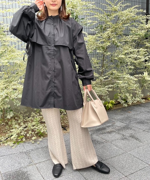 4youstory（フォーユーストーリー）の「サイドリボンケープシャツ（シャツ/ブラウス・レディース・ブラック/オフホワイト/マスタード/モカ・MEDIUM）」の3枚目の写真