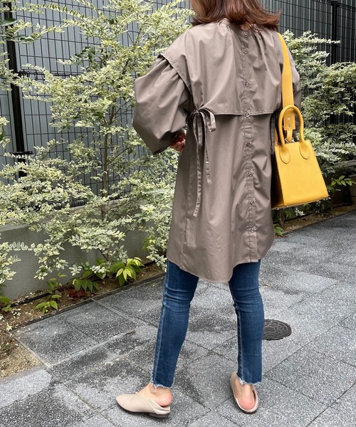 4youstory（フォーユーストーリー）の「サイドリボンケープシャツ（シャツ/ブラウス・レディース・ブラック/オフホワイト/マスタード/モカ・MEDIUM）」の6枚目の写真