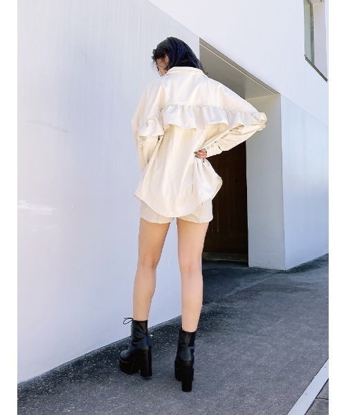ENVYM（アンビー）の「レザーライクフリルＳＨ ＪＫ（その他アウター・レディース・ブラック/アイボリー・FREE）」の7枚目の写真