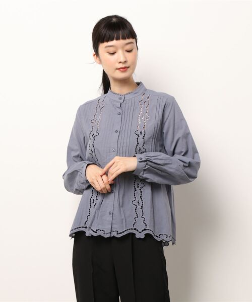 Te chichi(テチチ)の「刺繍ハイネックブラウス(シャツ/ブラウス・レディース・オフホワイト/ブラック/ブルー・フリ-)」の6枚目の写真