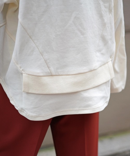 AULA AILA（アウラアイラ）の「AULA AILA（アウラ アイラ）別注レイヤードプルオーバー（Tシャツ/カットソー・レディース・チャコールグレー/オフホワイト・0）」の4枚目の写真