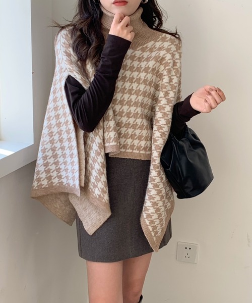 Diosfront（ディオスフロント）の「ハイネック千鳥柄ジャガードニットポンチョ（ポンチョ・レディース・ブラック/ベージュ・FREE）」の3枚目の写真