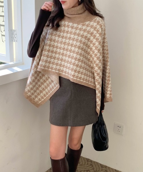 Diosfront（ディオスフロント）の「ハイネック千鳥柄ジャガードニットポンチョ（ポンチョ・レディース・ブラック/ベージュ・FREE）」の4枚目の写真