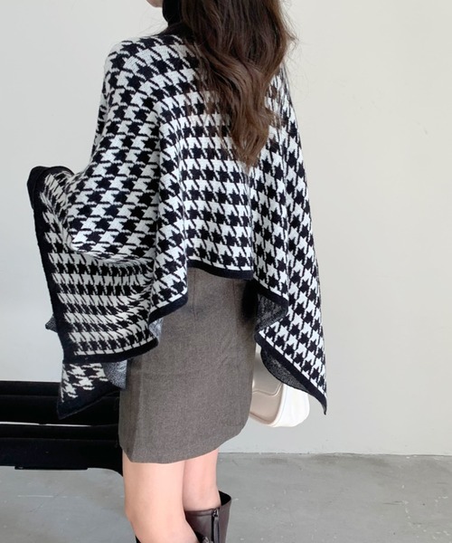 Diosfront（ディオスフロント）の「ハイネック千鳥柄ジャガードニットポンチョ（ポンチョ・レディース・ブラック/ベージュ・FREE）」の8枚目の写真