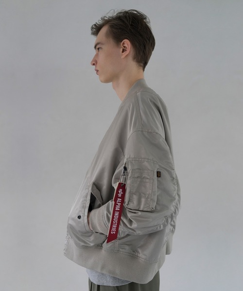 Alpha Industries(アルファインダストリーズ)の「MA-1/ALPHA別注/ブルゾン(ナイロンジャケット・レディース・ライトグレー/ブラック・S size/M size/L size)」の4枚目の写真