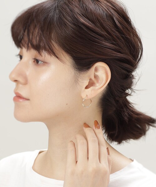 COCOSHNIK（ココシュニック）の「K10中空丸線 S字フープピアス小（ピアス（両耳用）・レディース・ホワイト系その他7・00）」の5枚目の写真