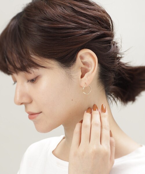 COCOSHNIK（ココシュニック）の「K10中空丸線 S字フープピアス小（ピアス（両耳用）・レディース・ホワイト系その他7・00）」の2枚目の写真