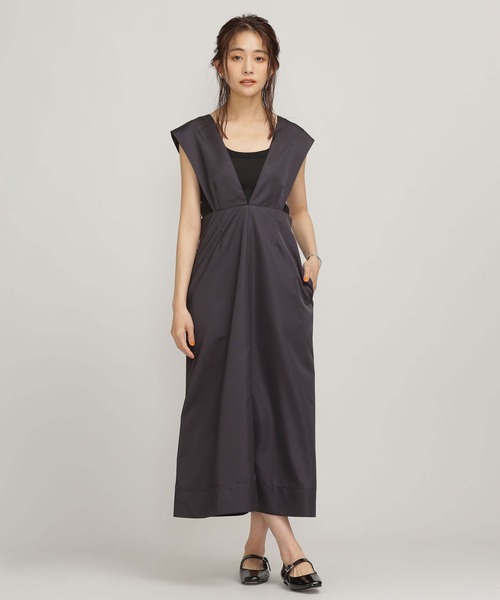 NANO universe（ナノユニバース）の「サテンVネックフレアワンピース