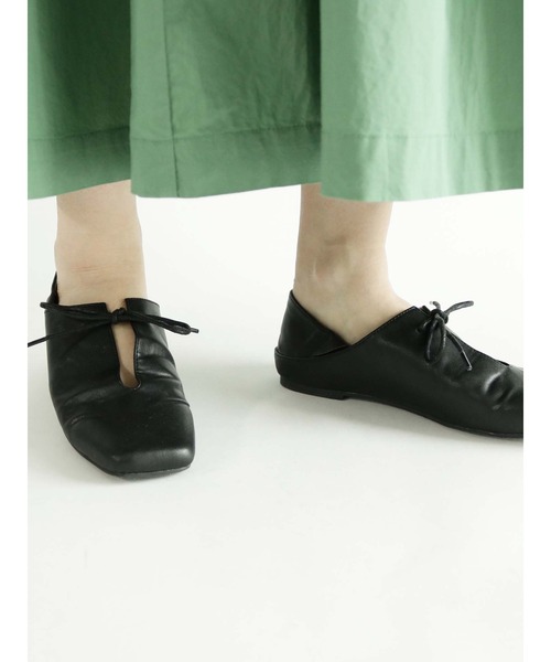 Lugnoncure(ルノンキュール)の「スリット入リボンスクエアシューズ(その他シューズ・レディース・ブラック/オフホワイト・MEDIUM/LARGE)」の1枚目の写真
