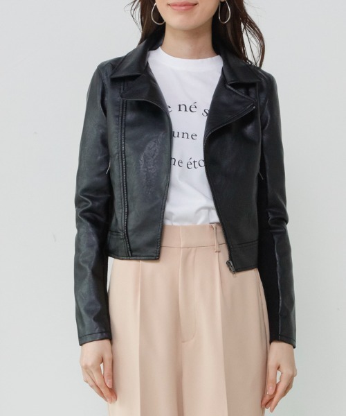 M.deux（エムドゥ）の「ショート丈フェイクレザーライダースジャケット（ライダースジャケット・レディース・ブラック・MEDIUM）」の3枚目の写真