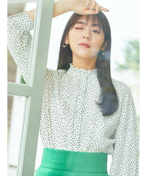 Te chichi(テチチ)の「スタンドフリルピンタックレースブラウス(シャツ/ブラウス・レディース・ブラック/オフホワイト/イエロー/ブルー・フリ-)」の2枚目の写真