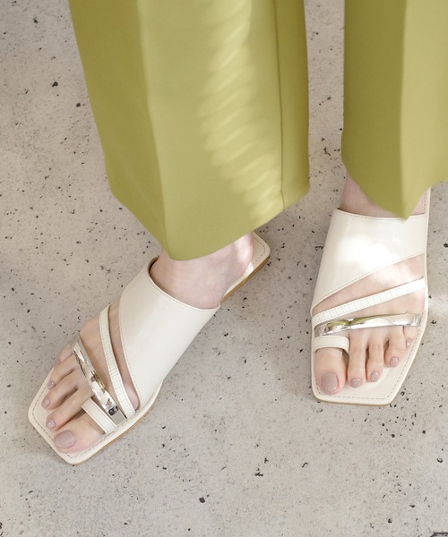 AmiAmi（アミアミ）の「スクエアトゥトリプルラインサンダル（サンダル・レディース・ブラック/ブラウン/イエロー/アイボリー・LL/S/M/L）」の2枚目の写真