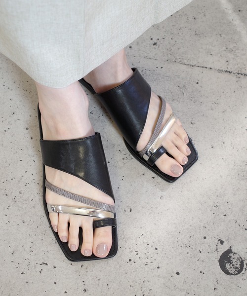 AmiAmi（アミアミ）の「スクエアトゥトリプルラインサンダル（サンダル・レディース・ブラック/ブラウン/イエロー/アイボリー・LL/S/M/L）」の3枚目の写真