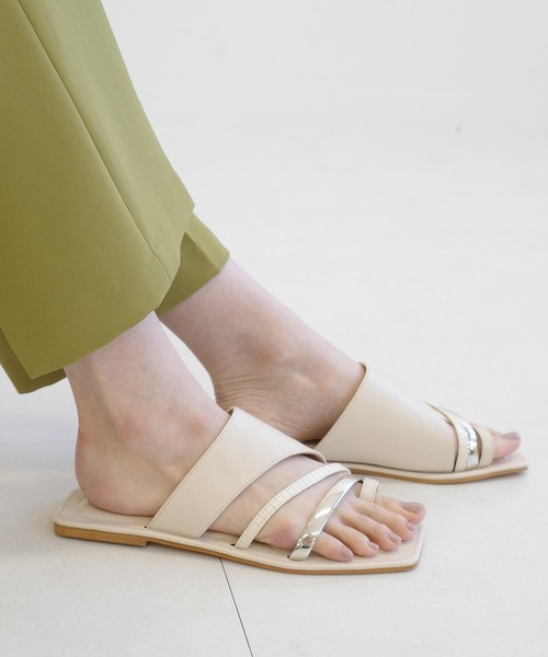 AmiAmi（アミアミ）の「スクエアトゥトリプルラインサンダル（サンダル・レディース・ブラック/ブラウン/イエロー/アイボリー・LL/S/M/L）」の5枚目の写真