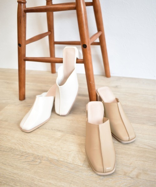 Reurie'(レウリィ)の「センターシームミュール(パンプス・レディース・ベージュ/アイボリー・23.5cm/24.5cm/25.0cm/24.0cm/23.0cm)」の1枚目の写真
