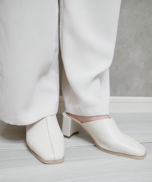 Reurie'(レウリィ)の「センターシームミュール(パンプス・レディース・ベージュ/アイボリー・23.5cm/24.5cm/25.0cm/24.0cm/23.0cm)」の3枚目の写真