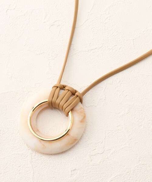 SHOO・LA・RUE（シューラルー）の「◆マットリングヒモネックレス（ネックレス・レディース・ダークブラウン/ダークグレー/ライトベージュ・00）」の4枚目の写真