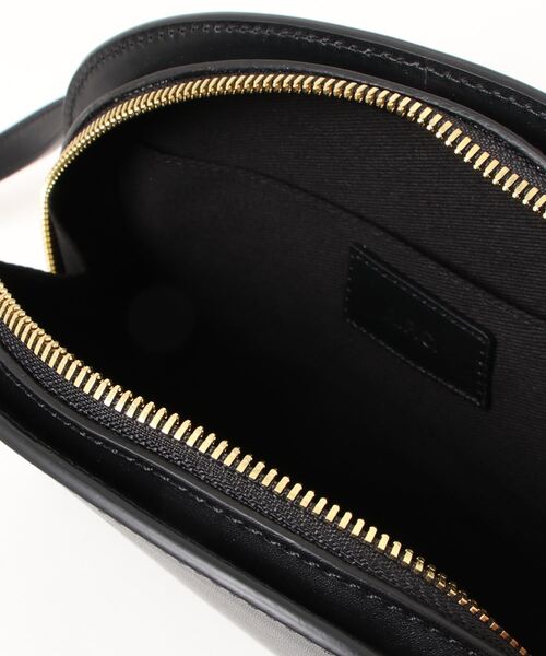 A.P.C.（アーペーセー）の「CLUTCH DEMI-LUNE  /22AC（ショルダーバッグ・レディース・ブラウン系その他/ブラック・ONESIZE）」の8枚目の写真