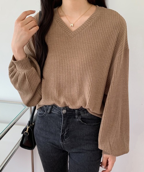 ABITOKYO（アビトーキョー）の「2022AW　ボリュウームスリーブVネックリブトップス（Tシャツ/カットソー・レディース・ホワイト/ブラック/ブラウン/モカ・FREE）」の4枚目の写真