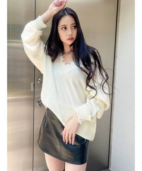 GYDA（ジェイダ）の「CUFF RINGチェーン Vネックグラインダーニットトップス（ニット/セーター・レディース・チャコールグレー/オフホワイト/ブルー・FREE）」の5枚目の写真