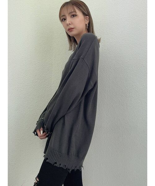 GYDA（ジェイダ）の「CUFF RINGチェーン Vネックグラインダーニットトップス（ニット/セーター・レディース・チャコールグレー/オフホワイト/ブルー・FREE）」の17枚目の写真