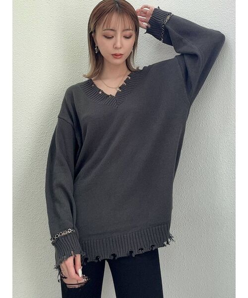 GYDA（ジェイダ）の「CUFF RINGチェーン Vネックグラインダーニットトップス（ニット/セーター・レディース・チャコールグレー/オフホワイト/ブルー・FREE）」の19枚目の写真